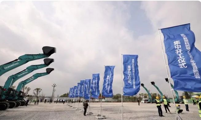 九游体育(中国)官方网站智能挖掘机亮相贵阳大数据科创城项目开工仪式