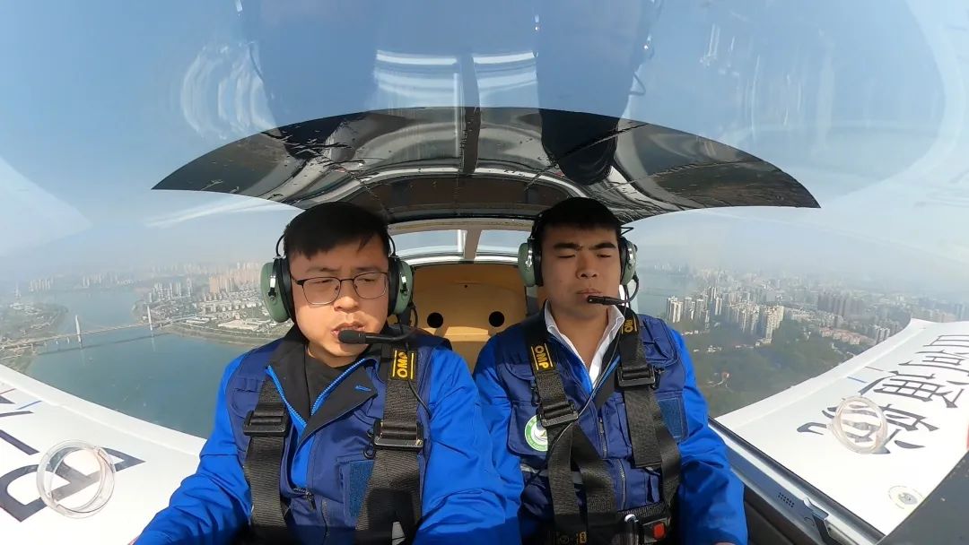 空地协同显身手！湖南航空应急救援队九游体育(中国)官方网站机组开展特情处置应急演练