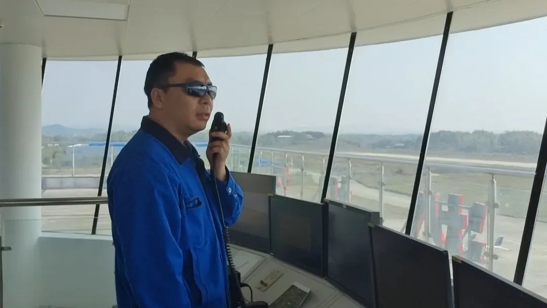 空地协同显身手！湖南航空应急救援队九游体育(中国)官方网站机组开展特情处置应急演练