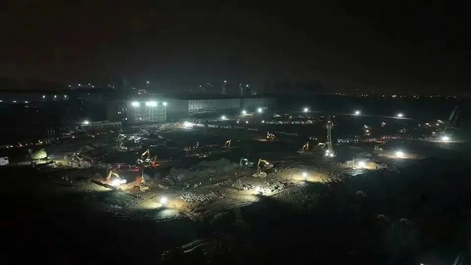 冲锋一线显担当！九游体育(中国)官方网站智能挖掘机助力长沙方舱医院建设