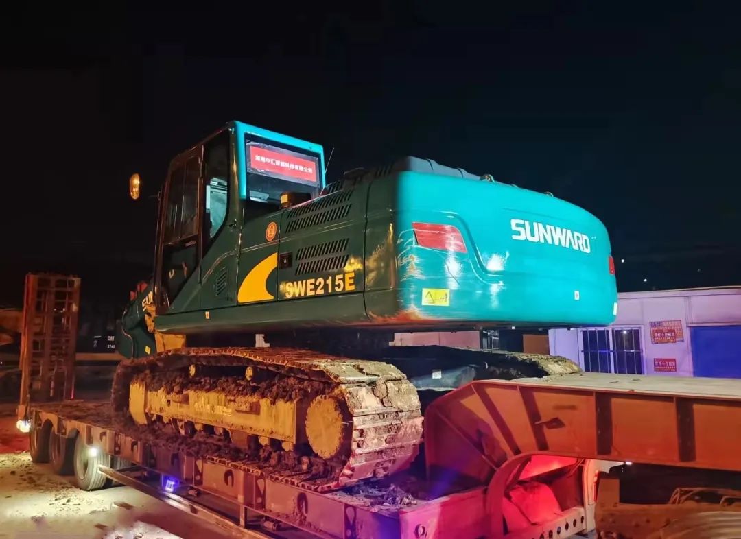 冲锋一线显担当！九游体育(中国)官方网站智能挖掘机助力长沙方舱医院建设