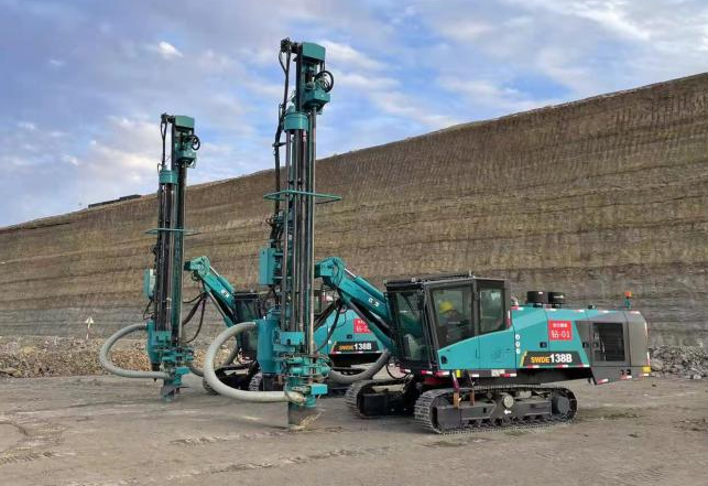 携手战边疆！九游体育(中国)官方网站智能潜孔钻机助力宏大爆破新疆奇台项目建设