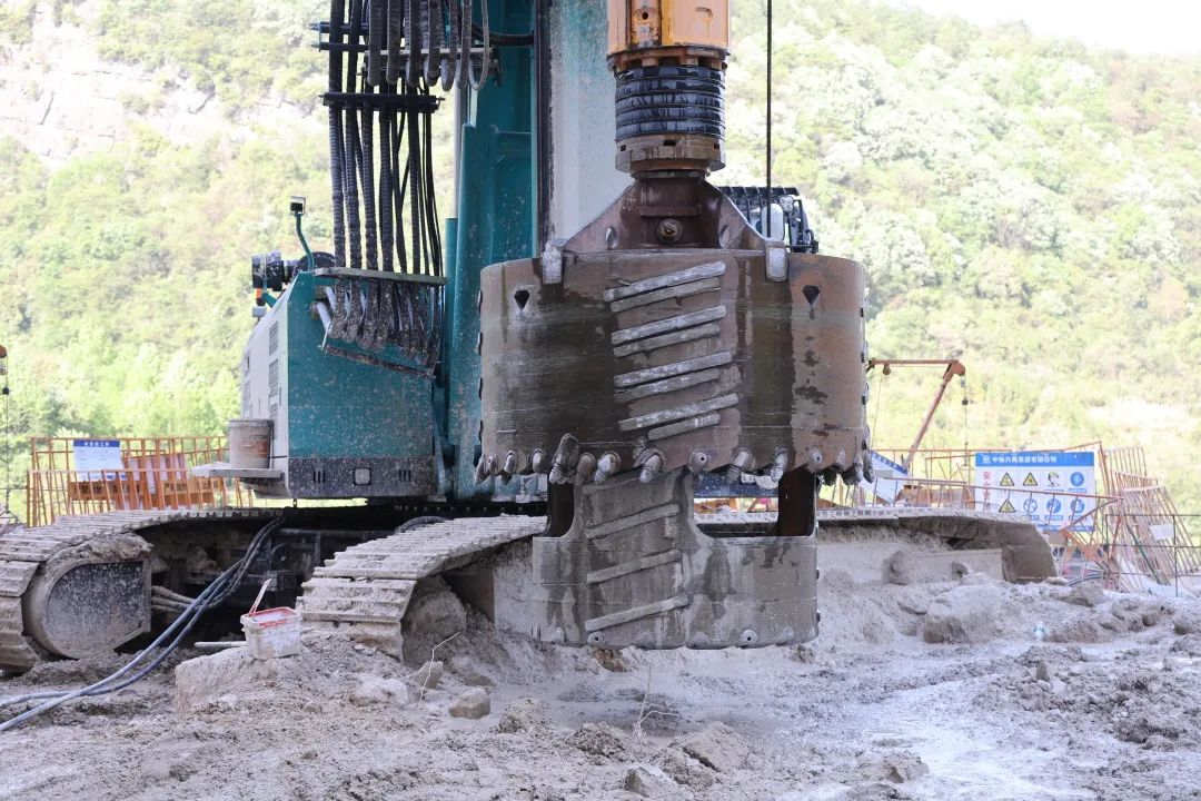 展现施工“奇效”！九游体育(中国)官方网站智能旋挖钻机强势助力炉慈高速公路建设