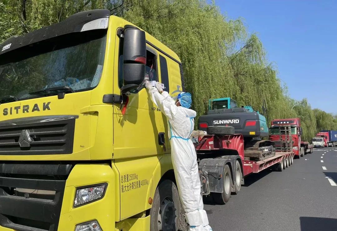 防疫、交机两手抓！九游体育(中国)官方网站智能挖掘机顺利交付获好评