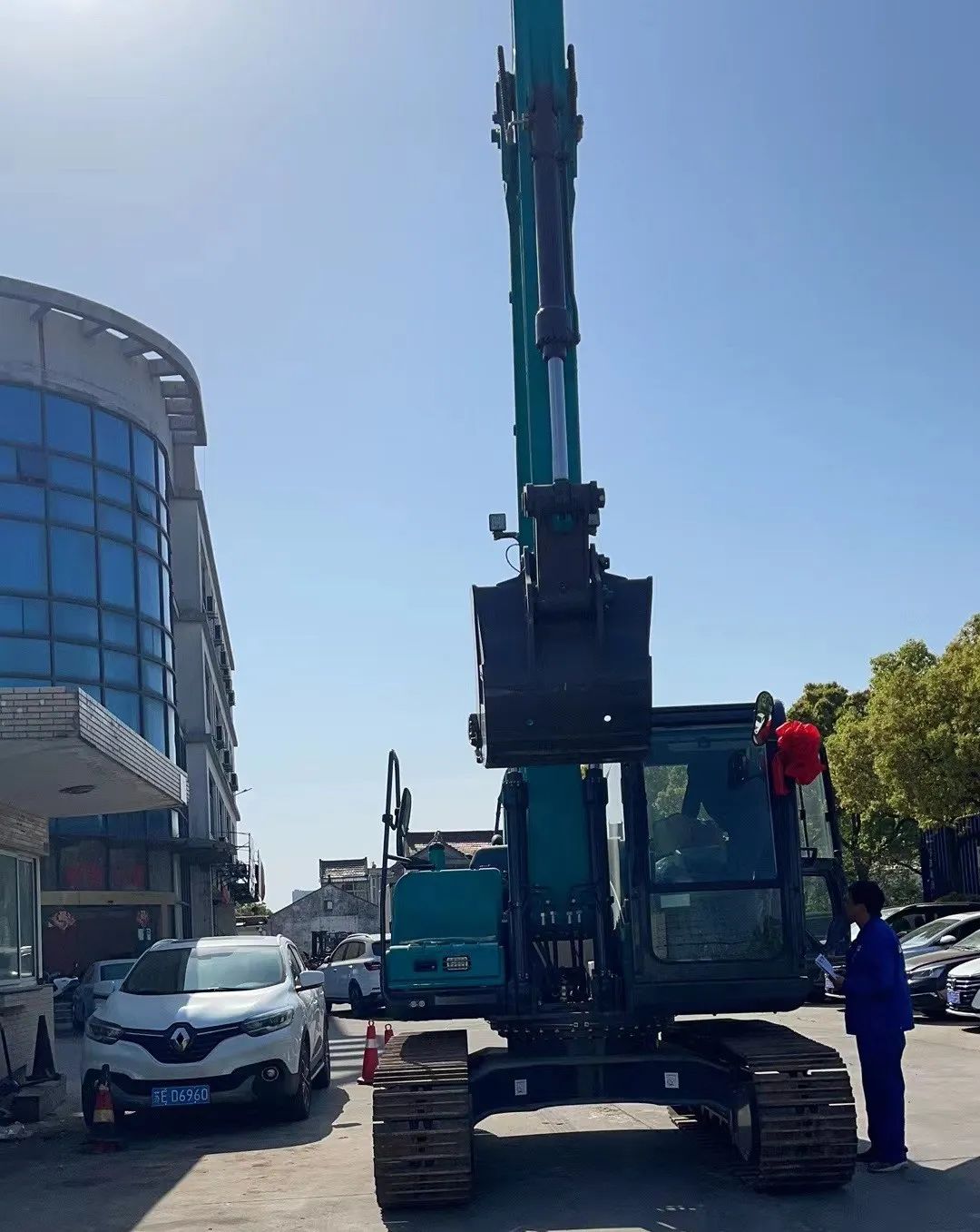 防疫、交机两手抓！九游体育(中国)官方网站智能挖掘机顺利交付获好评