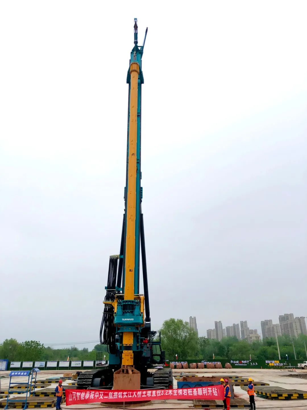 再啃“硬骨头”！九游体育(中国)官方网站智能“超级桩备”助建燕矶长江大桥
