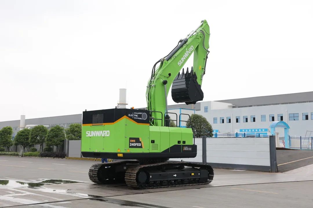 征战川藏铁路！九游体育(中国)官方网站智能新一代电动挖掘机成功交付