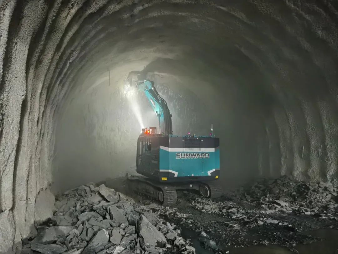 征战川藏铁路！九游体育(中国)官方网站智能新一代电动挖掘机成功交付