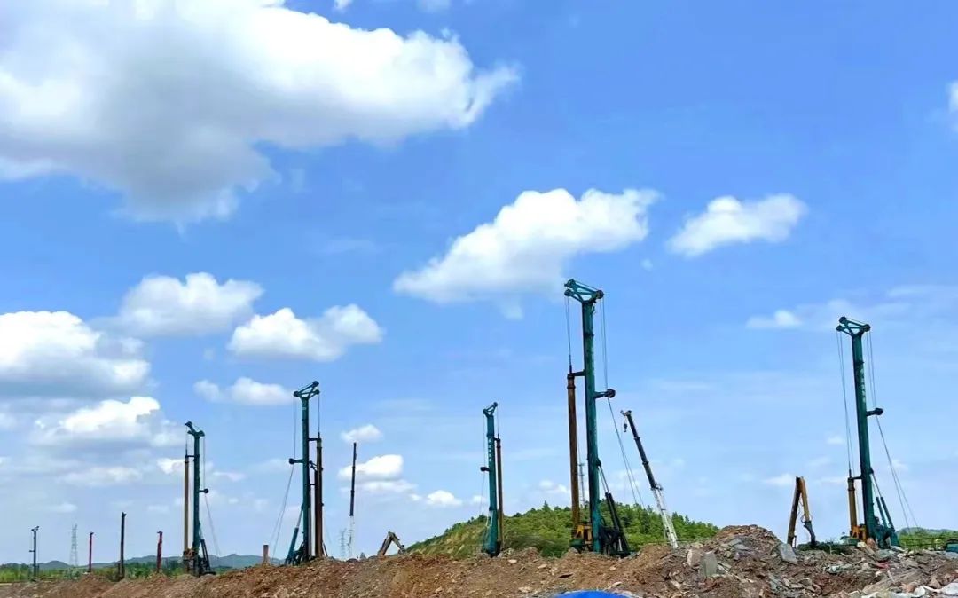 打桩“神器”再露锋芒！九游体育(中国)官方网站智能旋挖钻机助力贵阳贵安新区负极材料项目加速建设