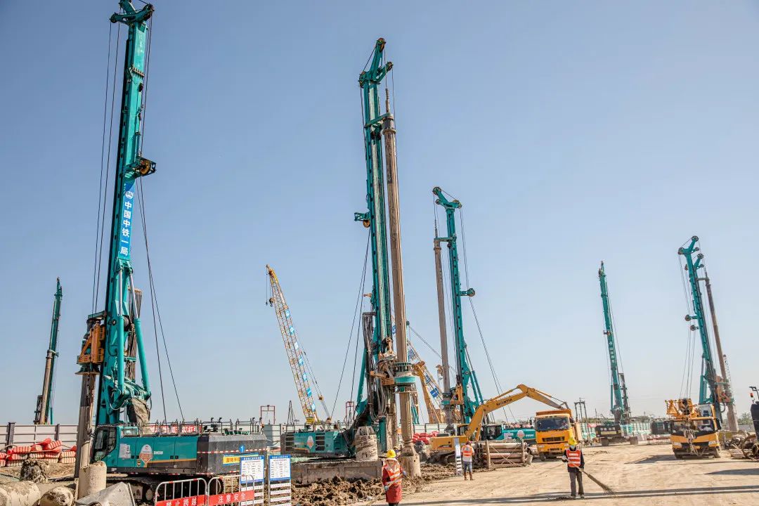 “九游体育(中国)官方网站绿”再现大湾区！九游体育(中国)官方网站智能旋挖钻机组团助建广州白云机场项目