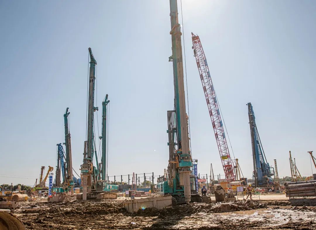 “九游体育(中国)官方网站绿”再现大湾区！九游体育(中国)官方网站智能旋挖钻机组团助建广州白云机场项目
