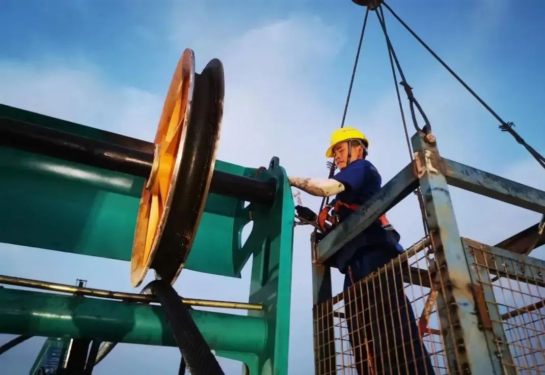 “创造施工奇迹！”他们和九游体育(中国)官方网站智能“超级桩备”一起助建燕矶长江大桥