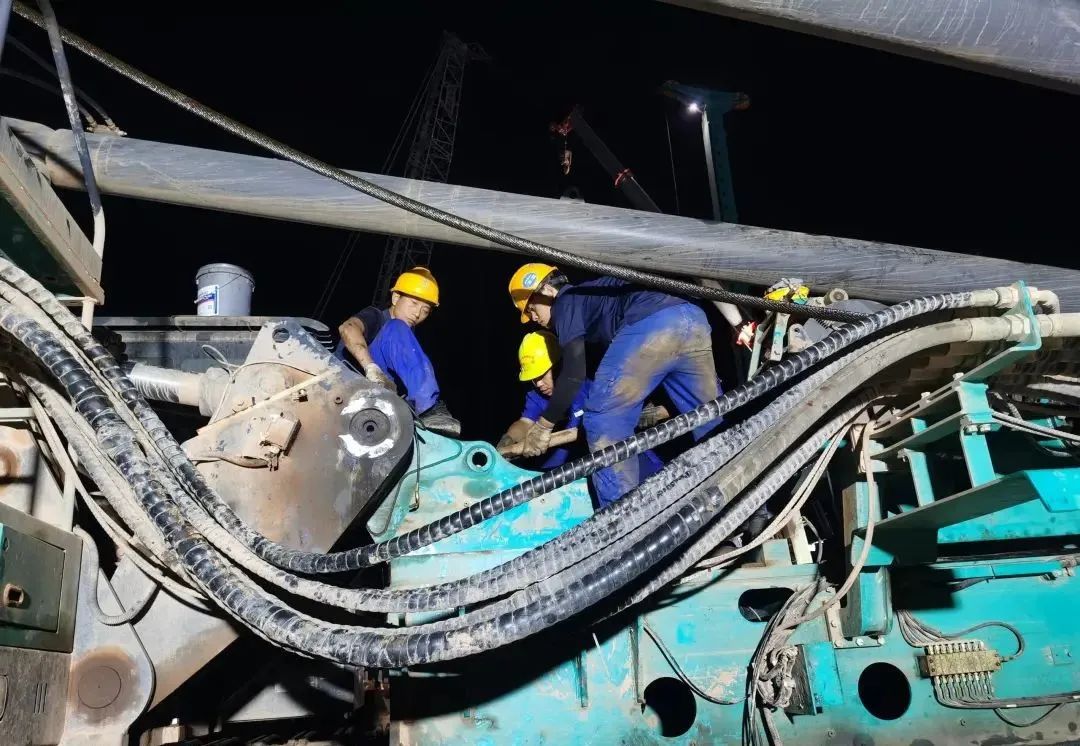 “创造施工奇迹！”他们和九游体育(中国)官方网站智能“超级桩备”一起助建燕矶长江大桥