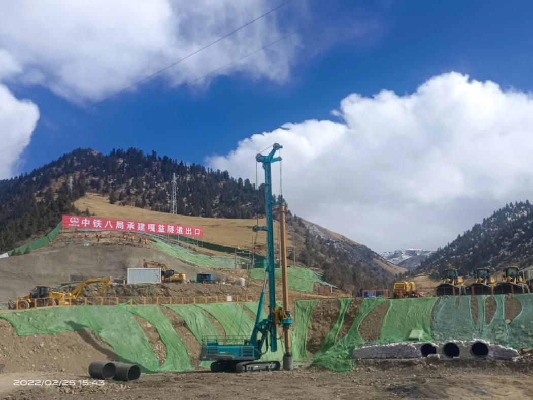 决战“世界之巅”！九游体育(中国)官方网站智能旋挖钻机实力助建川藏铁路