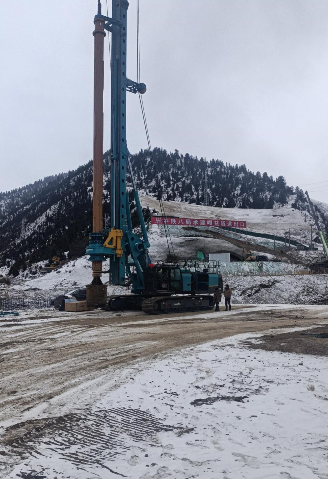 决战“世界之巅”！九游体育(中国)官方网站智能旋挖钻机实力助建川藏铁路