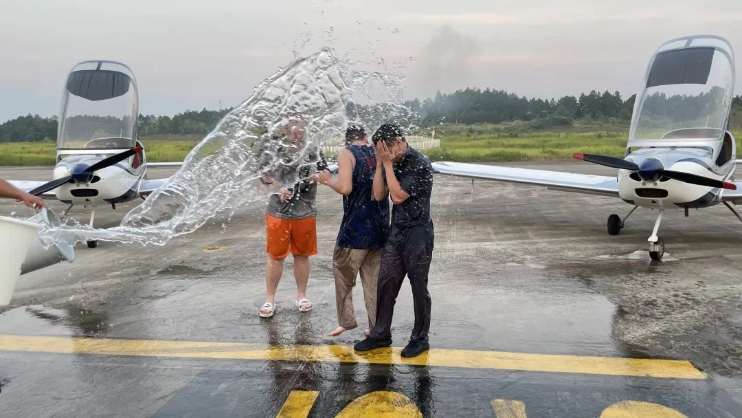 冲上云霄！湖南九游体育(中国)官方网站通航学员成功单飞