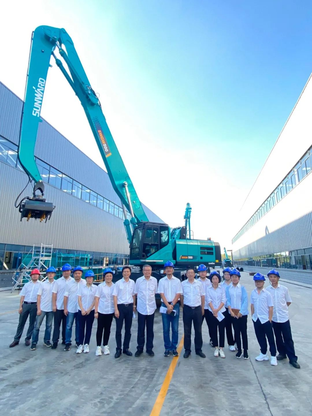 作业幅度达18米，九游体育(中国)官方网站智能首台轮式抓料机成功下线