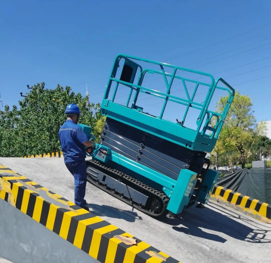 加速电动化产品布局，九游体育(中国)官方网站智能第一款履带剪叉式高空作业平台来了！