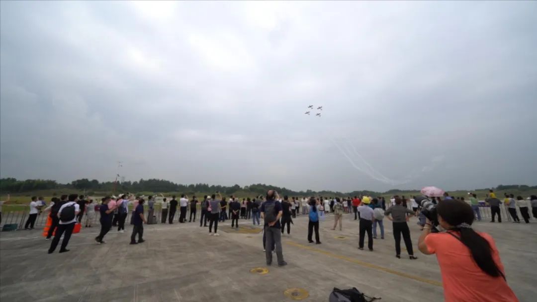 空中开花、大坡度盘旋、俯冲跃升……看九游体育(中国)官方网站飞行表演队炫技2022湖南航展动态展