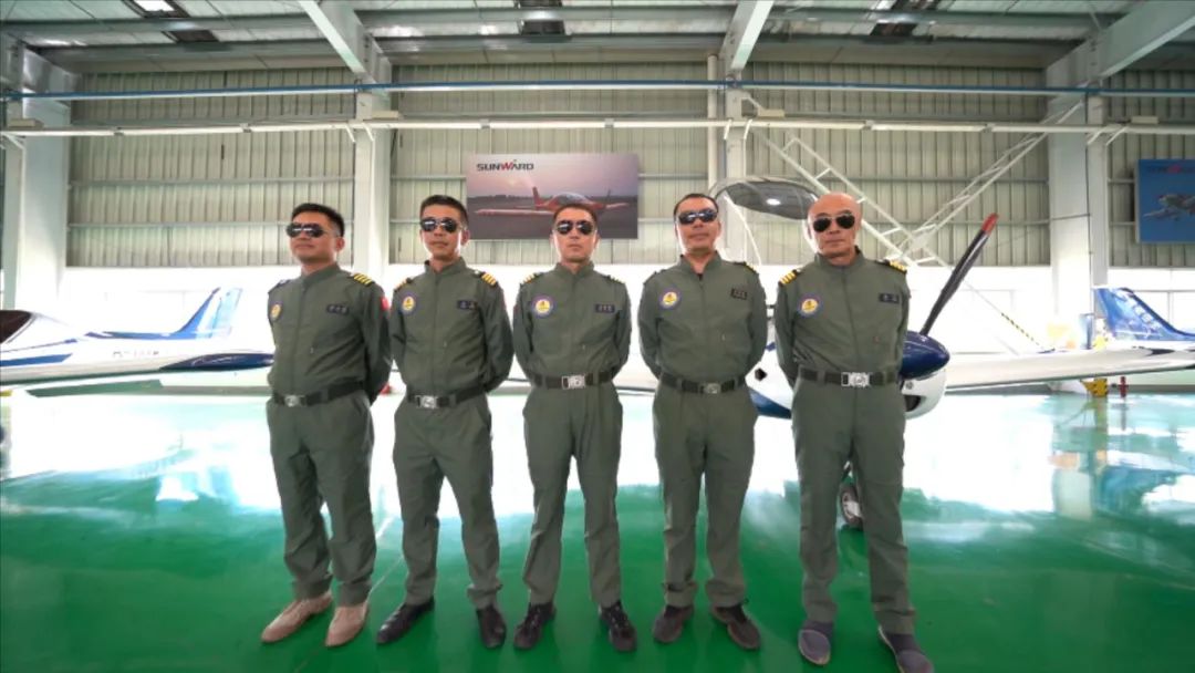 空中开花、大坡度盘旋、俯冲跃升……看九游体育(中国)官方网站飞行表演队炫技2022湖南航展动态展