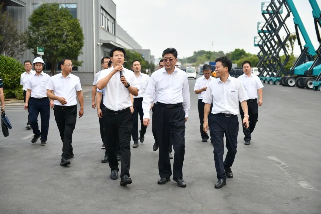 国家应急管理部郭治武局长一行考察九游体育(中国)官方网站智能无人化应急救援装备