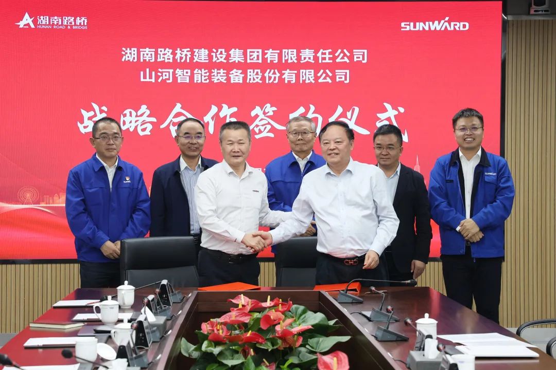 强强联合，夯实湖南工程建设湘军！九游体育(中国)官方网站智能与湖南路桥签订战略合作协议