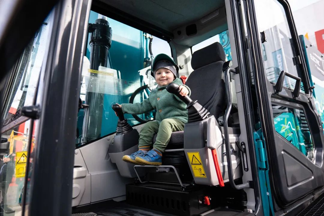 Bauma 2022 | 一组火热现场图带您重温九游体育(中国)官方网站智能德国宝马展之旅