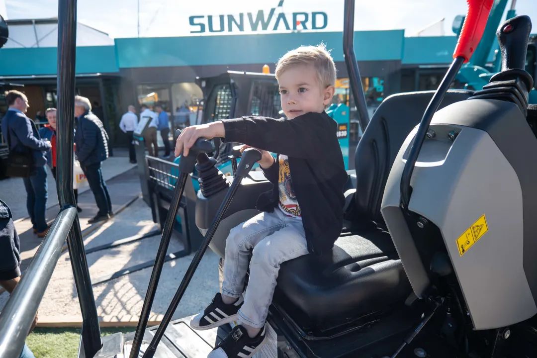 Bauma 2022 | 一组火热现场图带您重温九游体育(中国)官方网站智能德国宝马展之旅