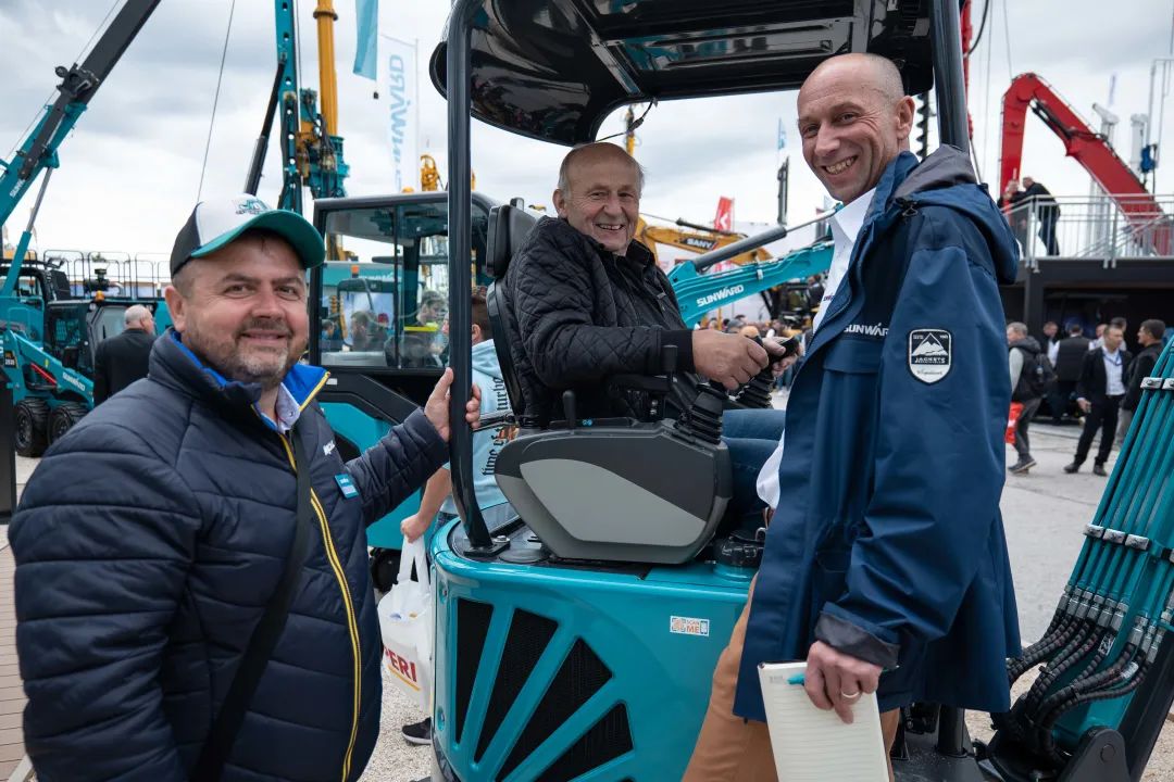 Bauma 2022 | 一组火热现场图带您重温九游体育(中国)官方网站智能德国宝马展之旅