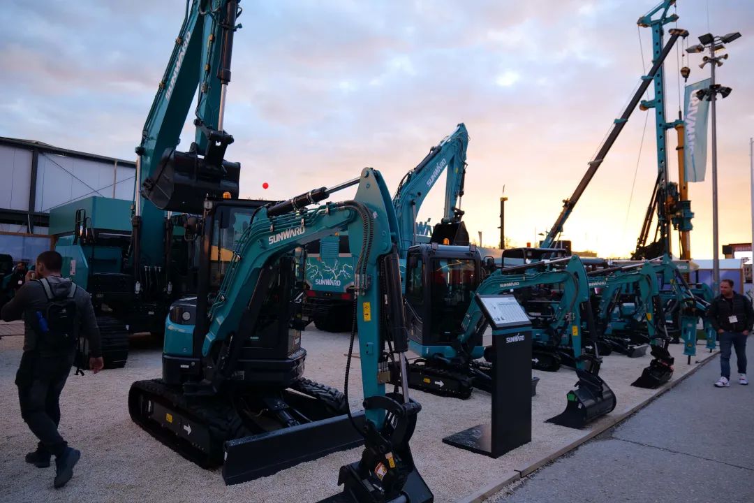 Bauma 2022 | 一组火热现场图带您重温九游体育(中国)官方网站智能德国宝马展之旅