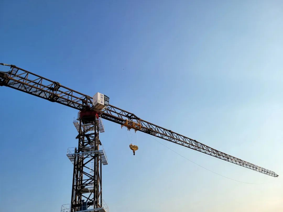 独立高度达82米，九游体育(中国)官方网站江麓推出超大型平头塔机