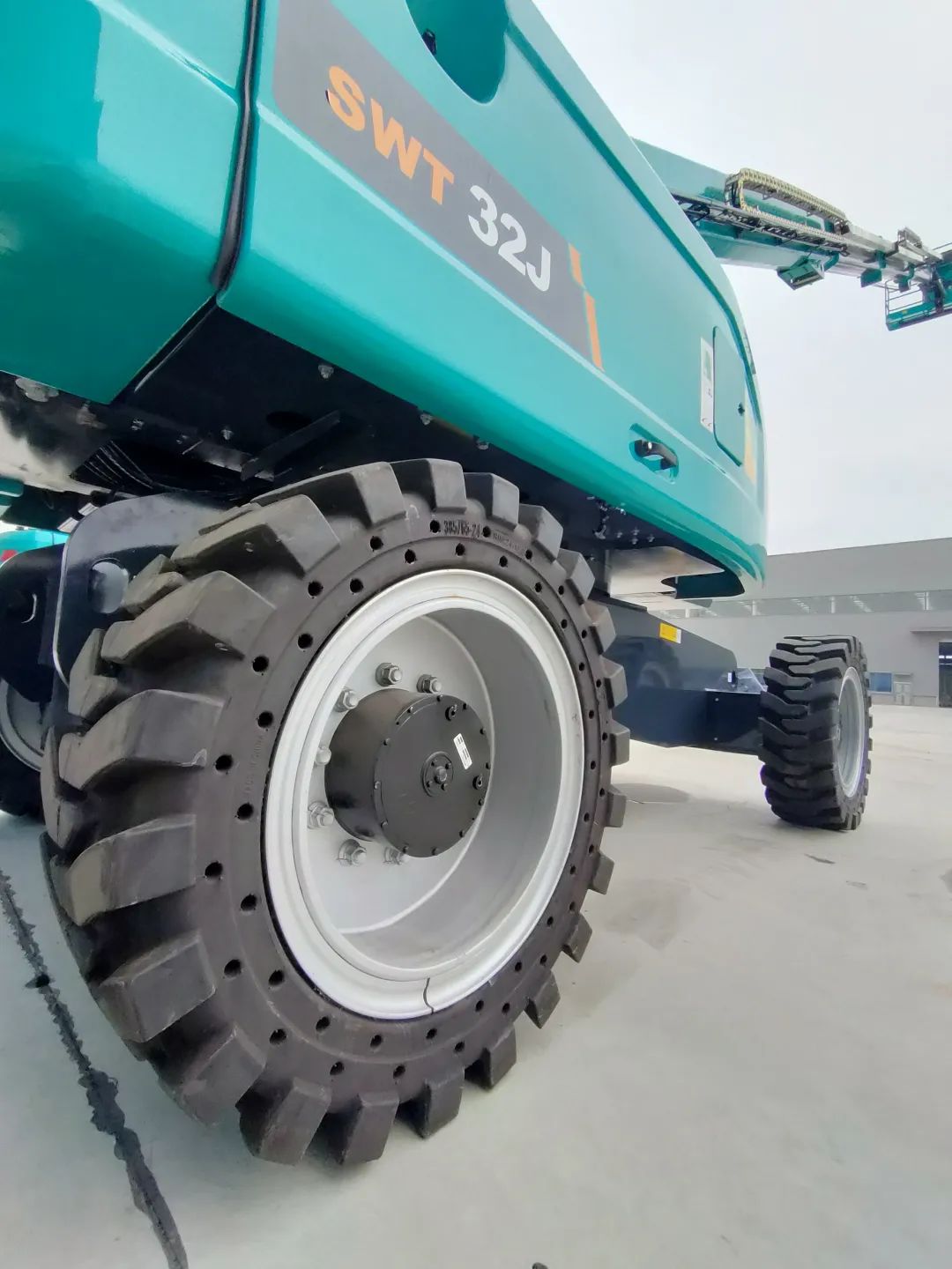 无需扩桥！九游体育(中国)官方网站智能国四款32米直臂式高空作业平台成功下线