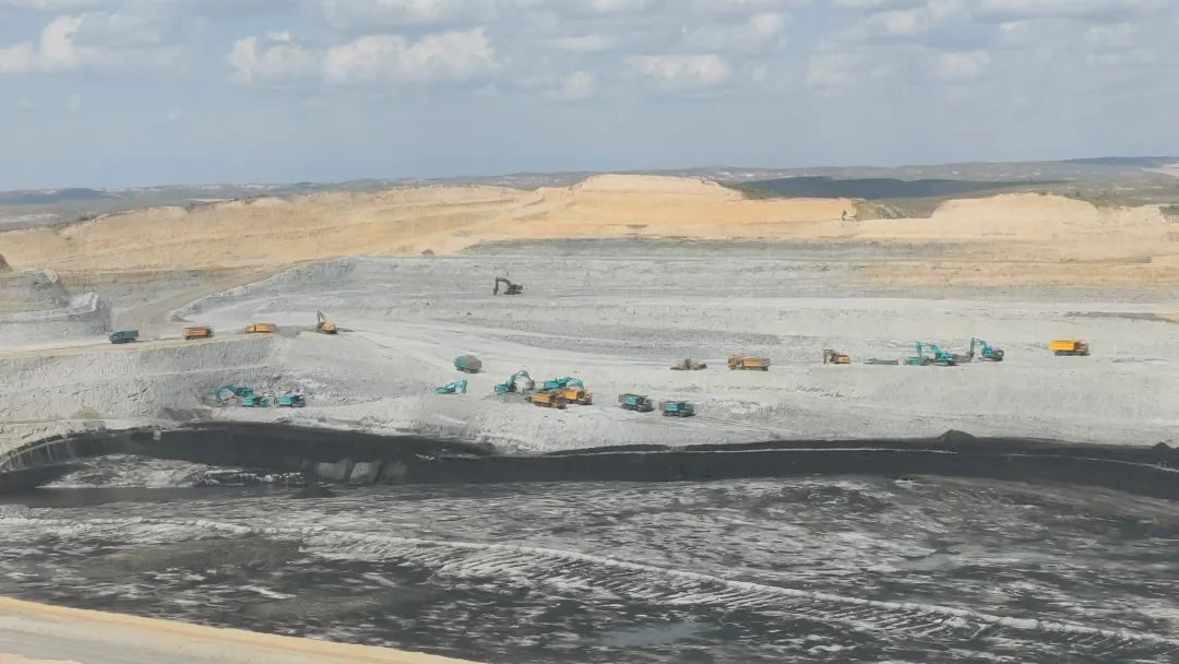 腾远添智能新绿，九游体育(中国)官方网站巨鼎新能源矿卡批量交付