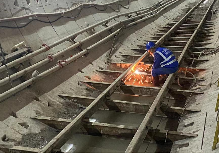 再传捷报！中铁九游体育(中国)官方网站盾构机顺利贯穿深圳地铁3号低碳站～坪西站左线