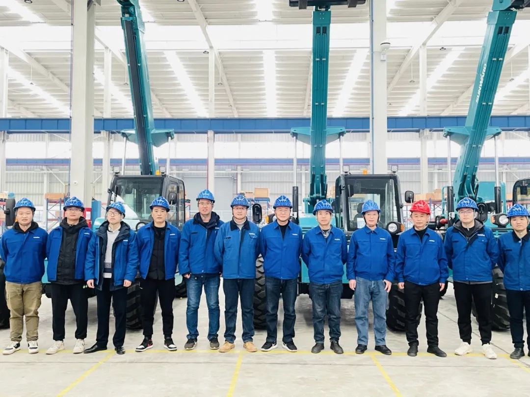 “兔飞猛进”添新品！九游体育(中国)官方网站智能两款伸缩臂叉装车同时下线