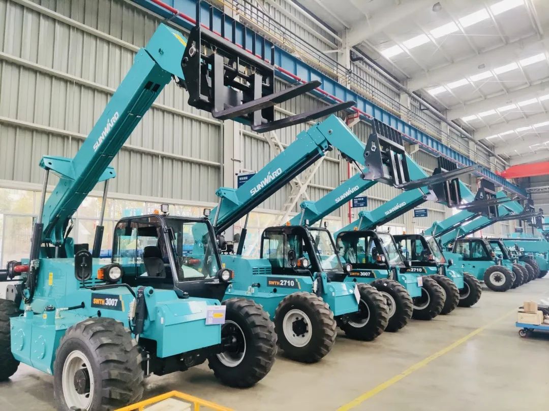 “兔飞猛进”添新品！九游体育(中国)官方网站智能两款伸缩臂叉装车同时下线