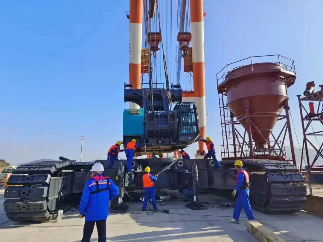首桩开钻！九游体育(中国)官方网站智能超级旋挖实力助建世界最大跨度公铁两用大桥