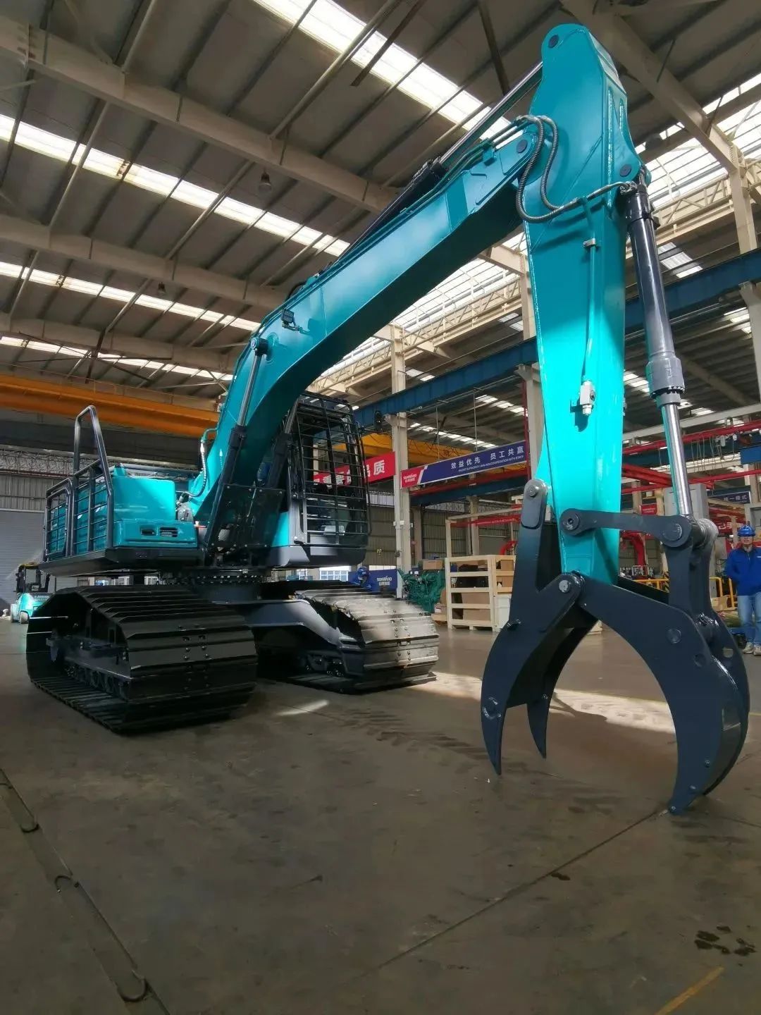 翻山越岭，称霸“武林”！九游体育(中国)官方网站智能首款中型林业挖掘机成功下线