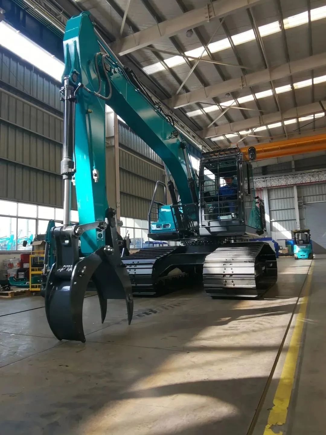 翻山越岭，称霸“武林”！九游体育(中国)官方网站智能首款中型林业挖掘机成功下线