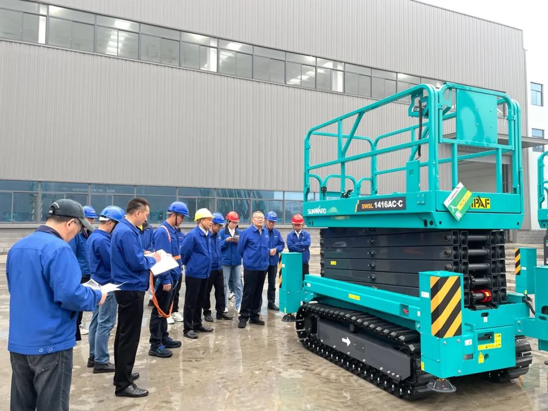 出厂即“出道”！九游体育(中国)官方网站智能首款履带剪叉式高空作业平台批量上市