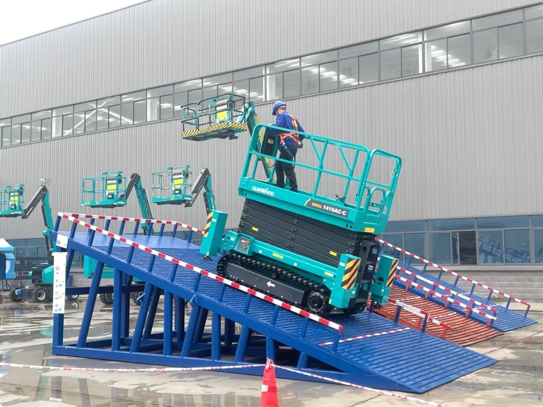 出厂即“出道”！九游体育(中国)官方网站智能首款履带剪叉式高空作业平台批量上市