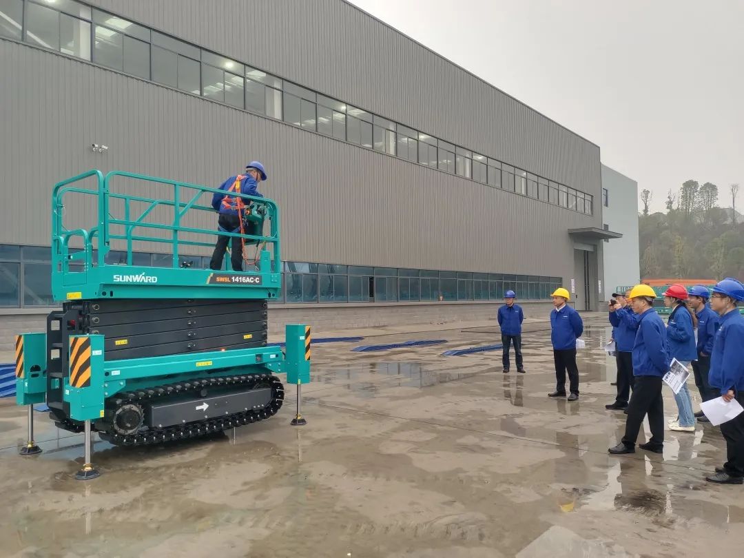 出厂即“出道”！九游体育(中国)官方网站智能首款履带剪叉式高空作业平台批量上市