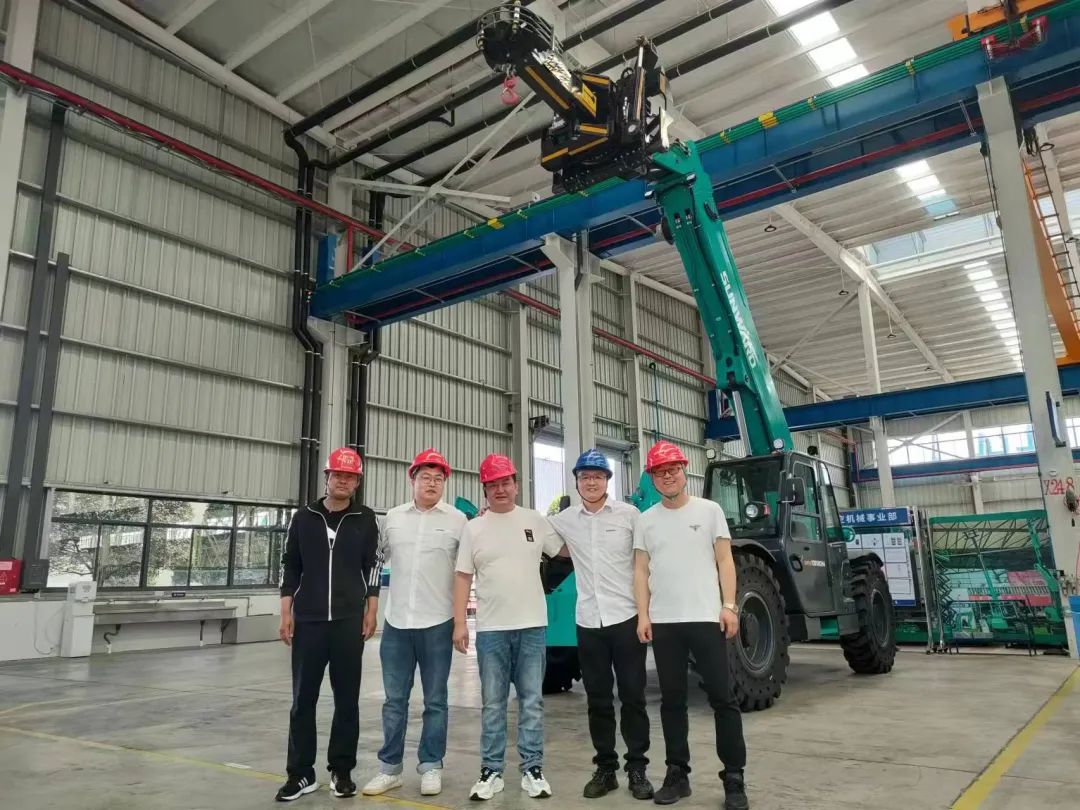 独家定制！九游体育(中国)官方网站智能油缸更换机器人顺利下线