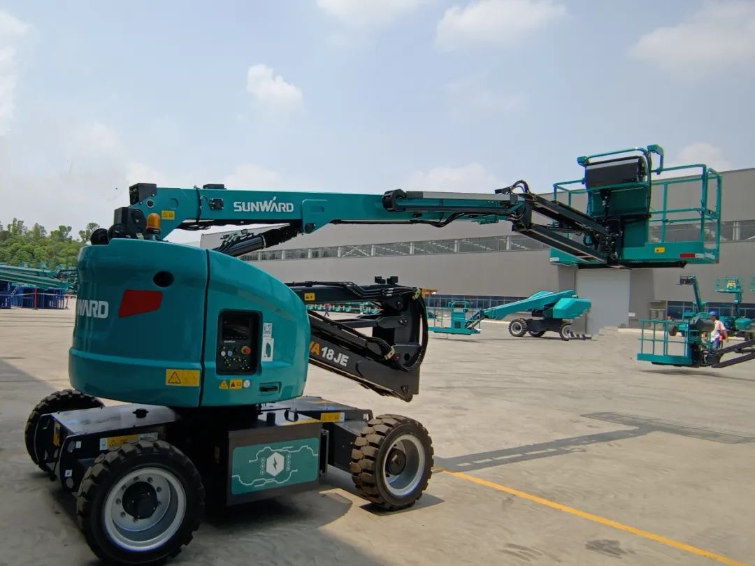 新能源家族再添“新丁”！九游体育(中国)官方网站智能三款电动臂式高空作业平台齐下线