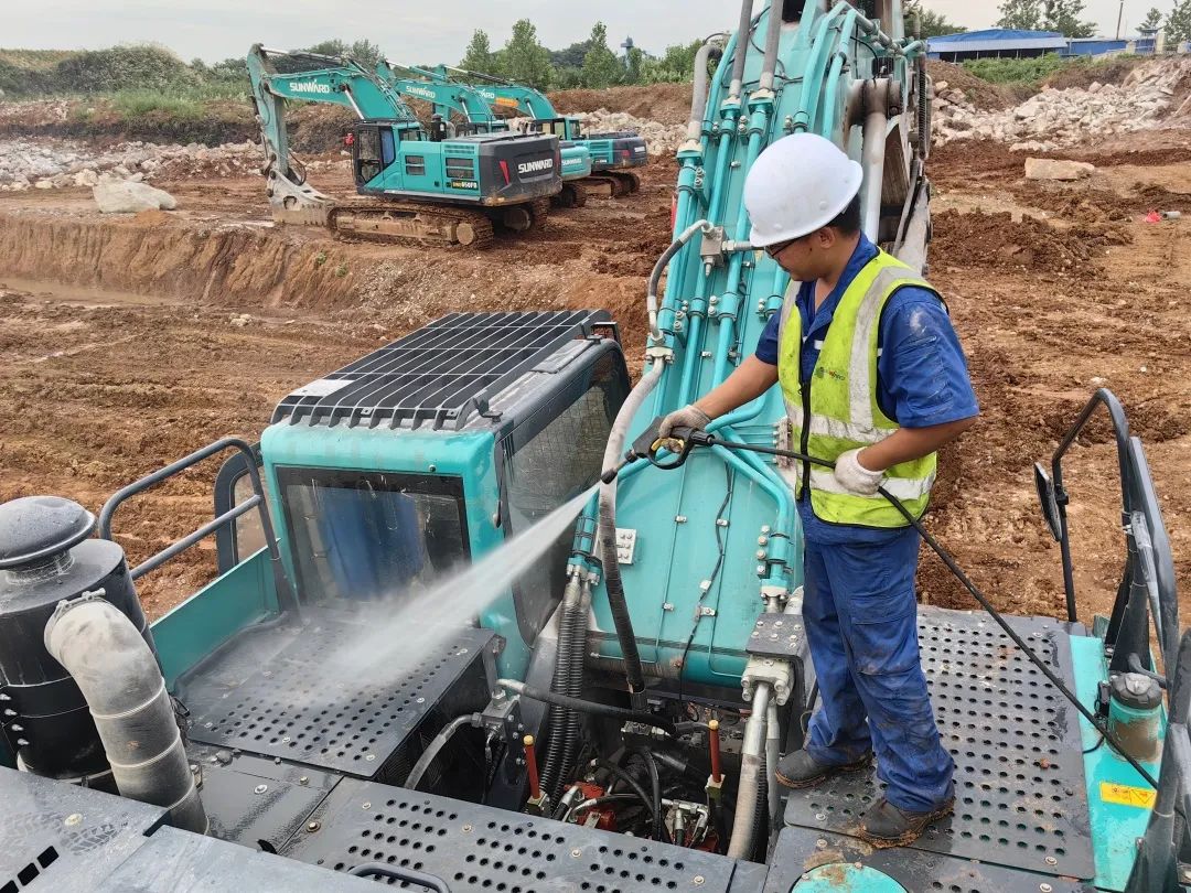 品质九游体育(中国)官方网站，用心服务！九游体育(中国)官方网站智能挖掘机2023年服务万里行正式出征