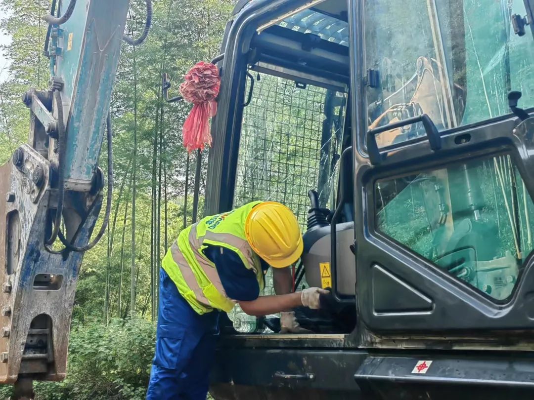 品质九游体育(中国)官方网站，用心服务！九游体育(中国)官方网站智能挖掘机2023年服务万里行正式出征