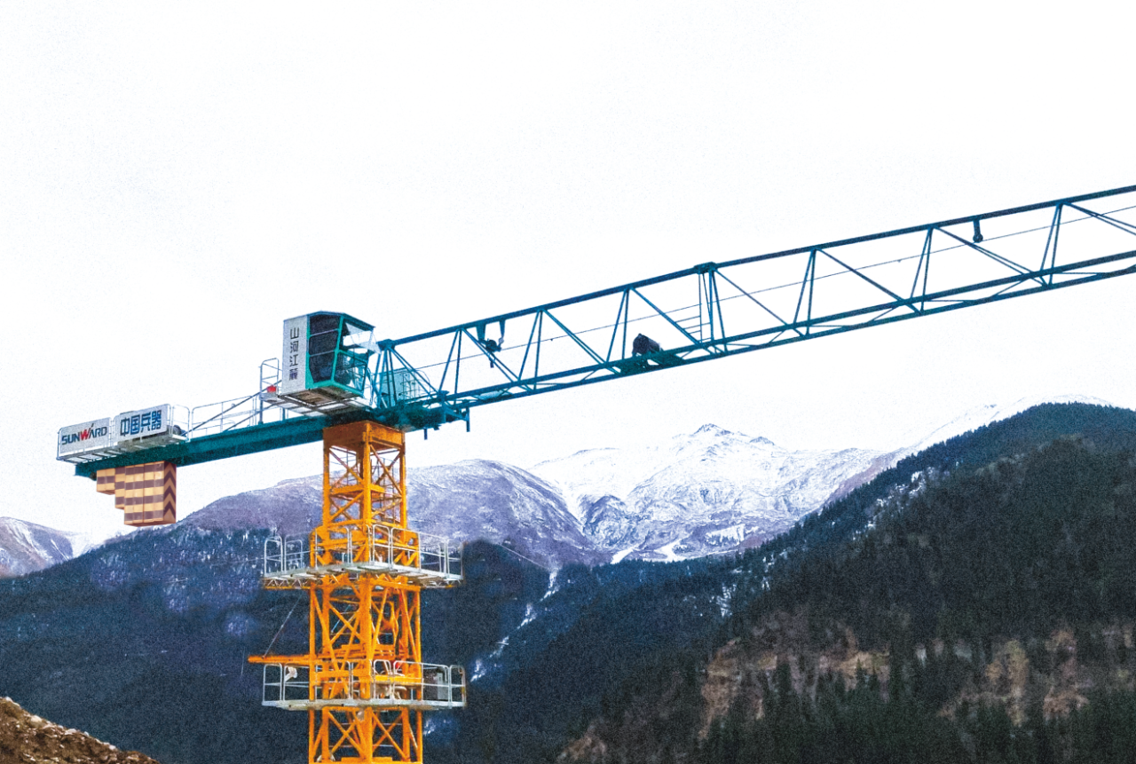 天山脚下的画师！九游体育(中国)官方网站江麓群塔援疆建设新景色