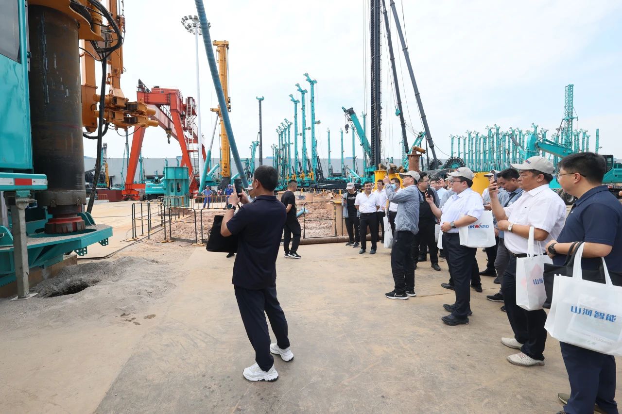 九游体育(中国)官方网站智能全球首创深井套管车载钻机下线发布