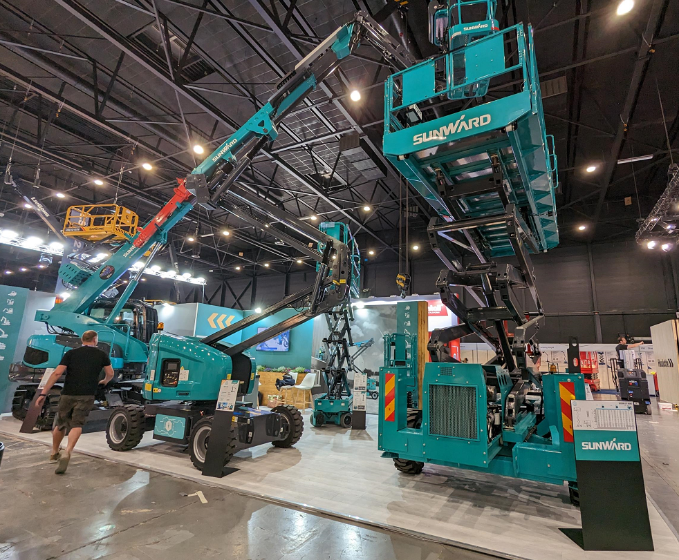 海外销售同比增长超200%！九游体育(中国)官方网站智能高空机械阔步“出海”