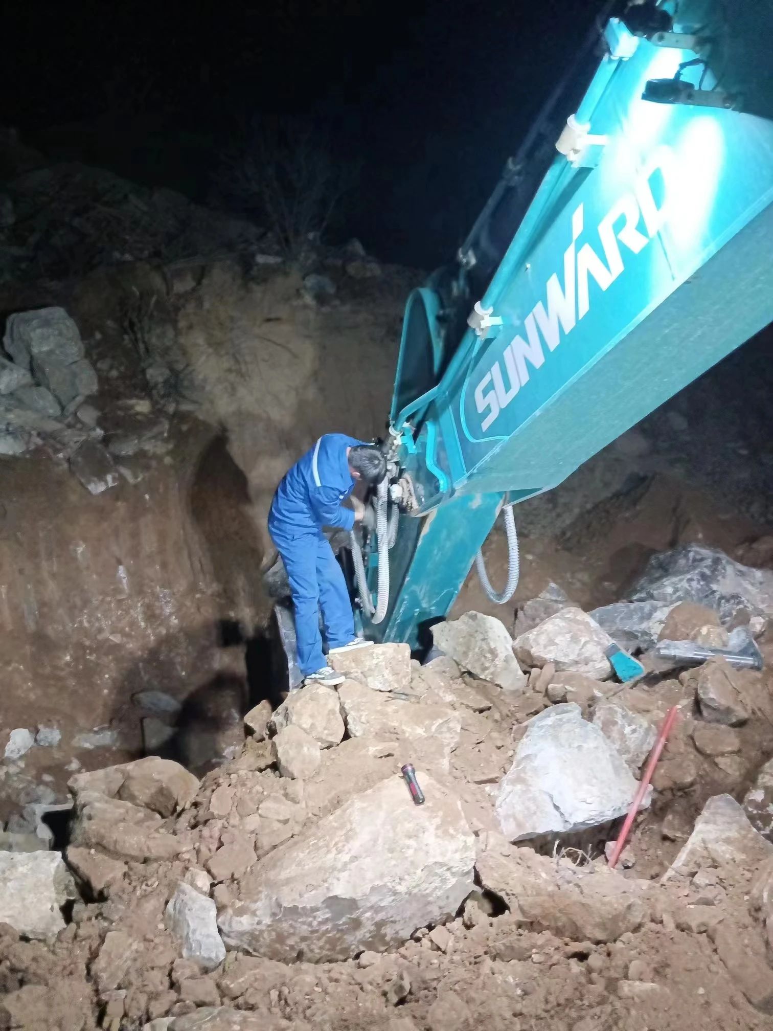 一线“热”闻 | 专业售后，用心服务！九游体育(中国)官方网站智能挖掘机服务万里行一直在路上